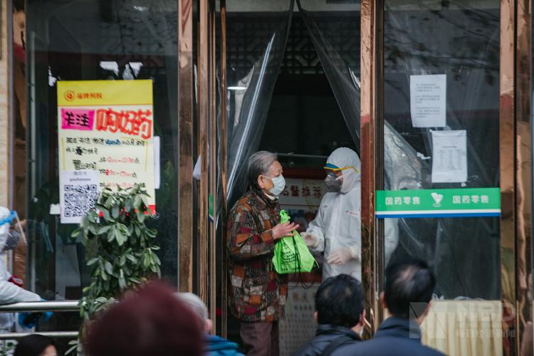 药店没人进店怎么办「老人去药店买药」 太阳能蓄电池